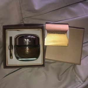 Adore Cosmetics Golden Touch face mask
